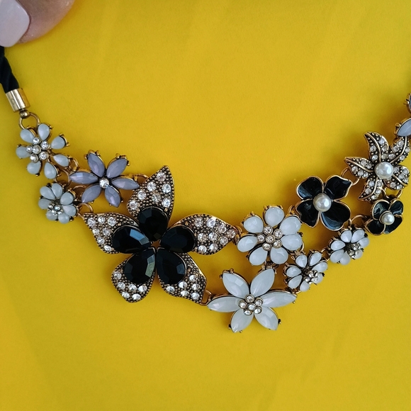 Elegant Floral Necklace with Gold and White Accents - Picture 3 of 4